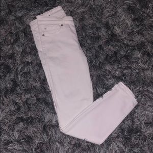 Cute white jeans!